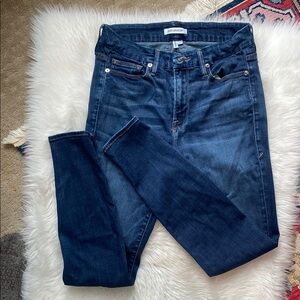 Good American clean and classic skinny jeans.